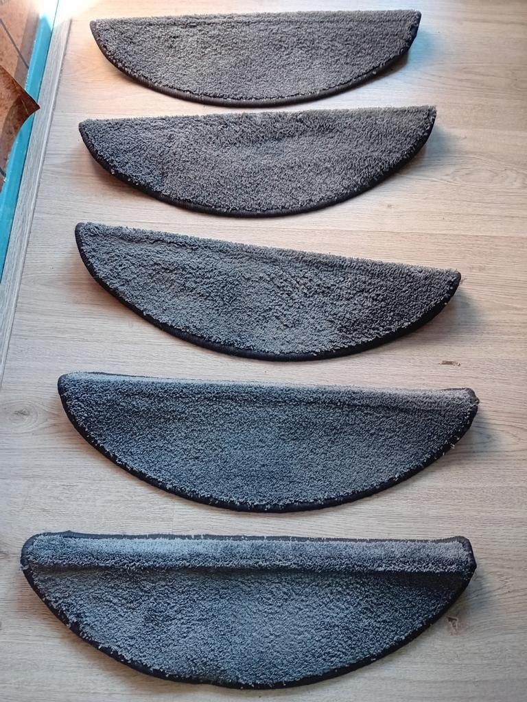 Set van 5 grijze trapbeschermers halve maantjes, Ophalen of Verzenden, Gebruikt