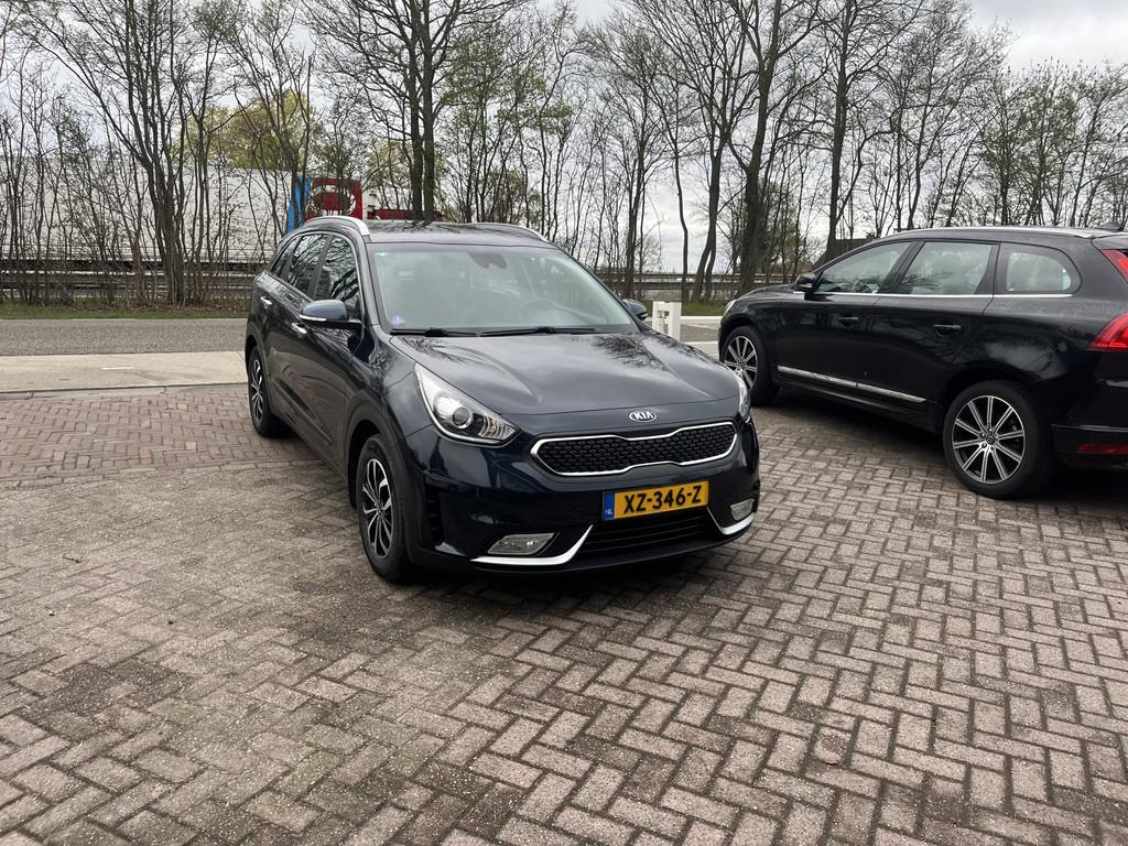 Kia Niro 1.6 GDi Hybrid DynamicLine TREKHAAK CAMERA HALF LEE, Gebruikt, Blauw, Leder en Stof, Origineel Nederlands