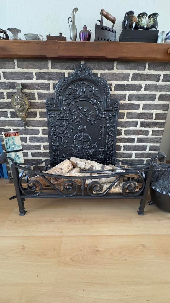 Antieke Zwart Gietijzeren openhaardplaat & Houtopvangbak, Ophalen