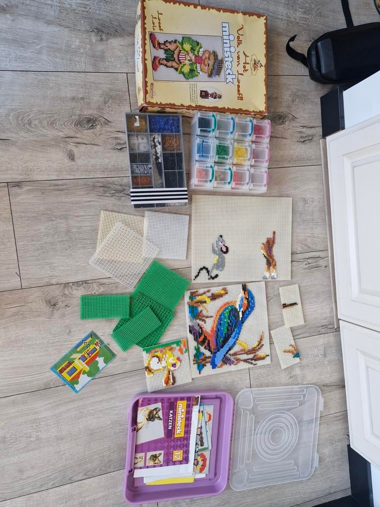 Grote set Ministeck met platen en voorbeelden veel steentjes, Hobby en Vrije tijd, Ministeck, Ophalen of Verzenden