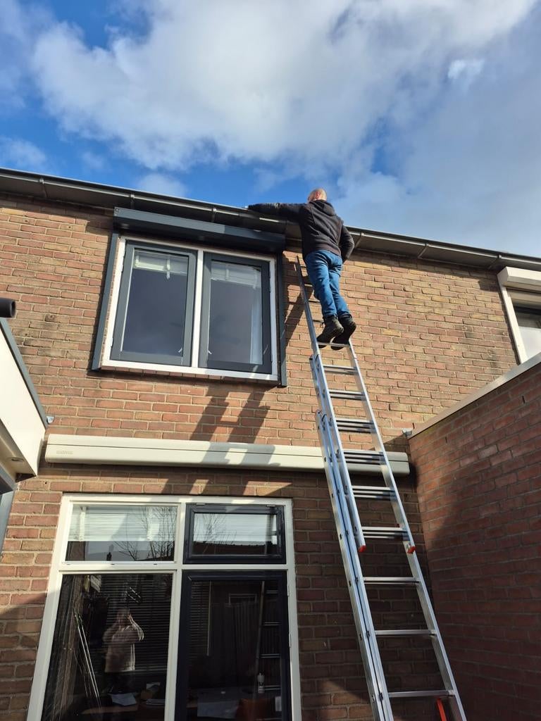 Dakgoot schoonmaken, Glasbewassing, Steen of Klei, Zwart, Ophalen of Verzenden, 15 m² of meer