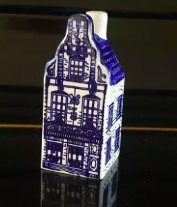 Klein delfts blauw huisje Elesva voor peper of zout ., Ophalen