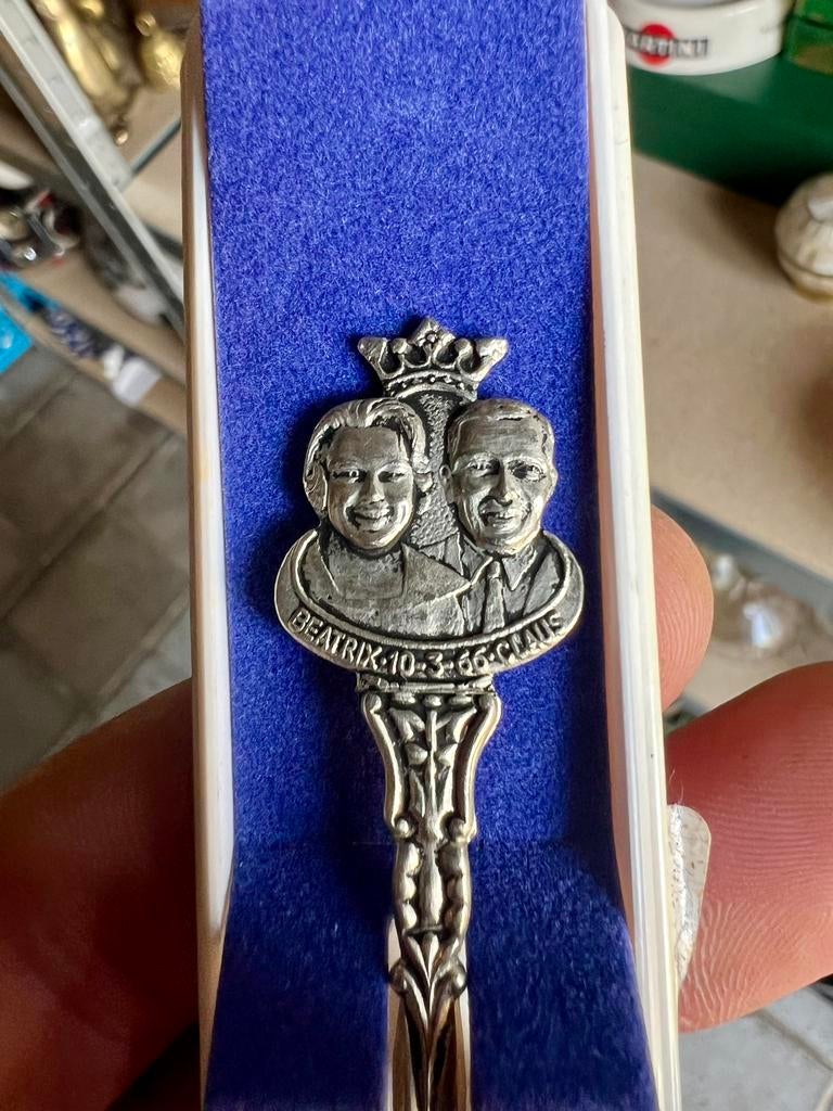 Lepeltje koningshuis 1966, Ophalen of Verzenden, Speld(je) of Lepel(tje)