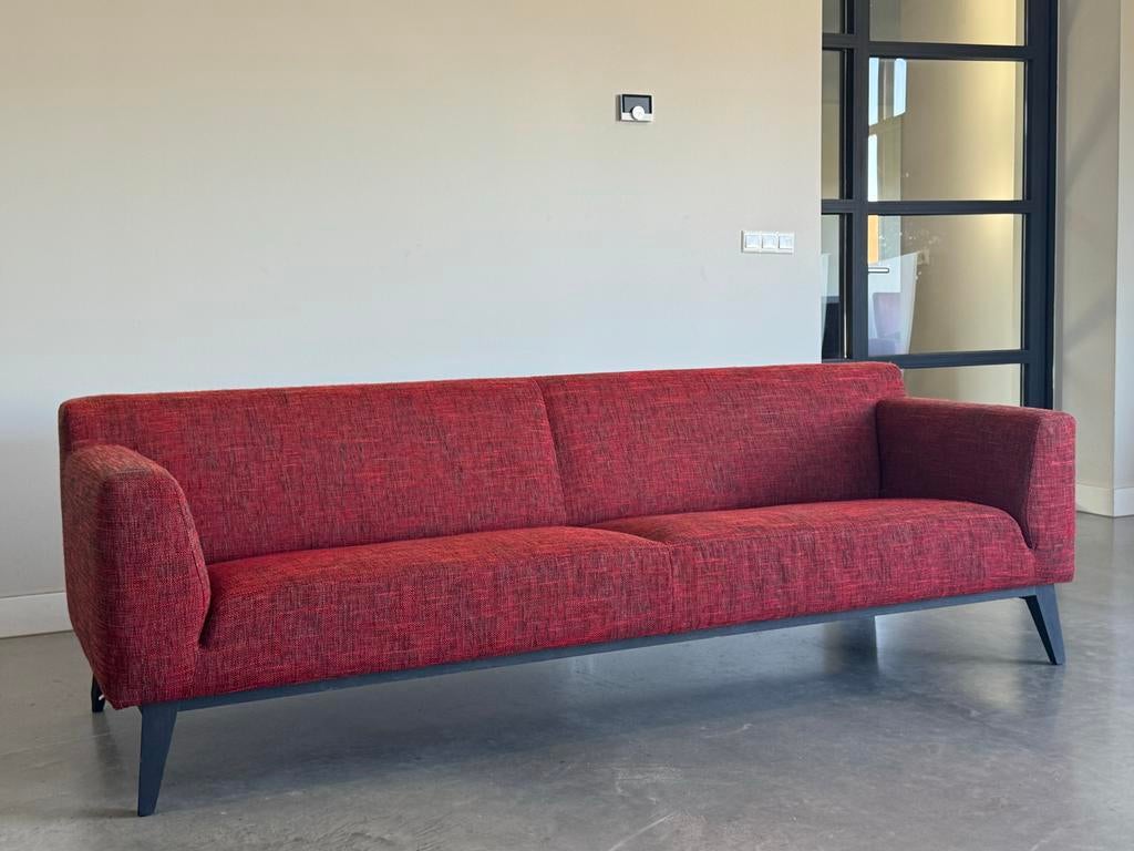 Leolux Pode Cubb Bank 230 cm – Rood | showroom staat, Leolux, Leolux, Leolux Pode Rolf Benz Jori Gelderland Montis Artifort, Driepersoons