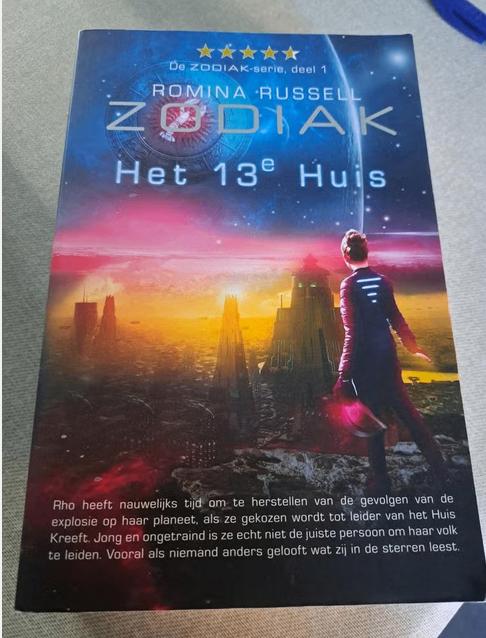 Romina Russell - De Zodiak-serie 1 - Het 13e huis, Boeken, Ophalen of Verzenden, Zo goed als nieuw