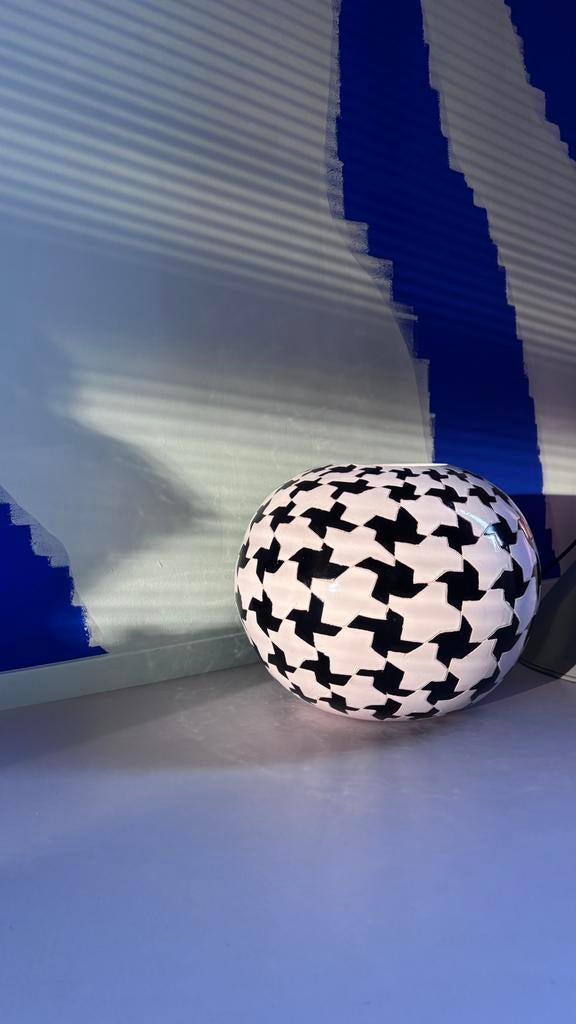 Vintage design bloempot met Escher patroon, Rond, Zo goed als nieuw, Minder dan 40 cm, Balkon