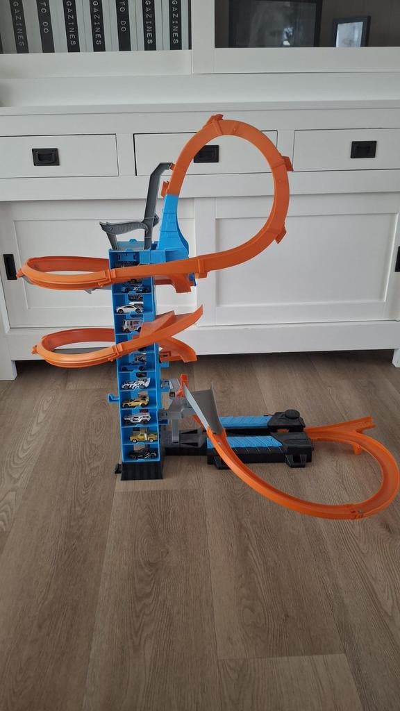 Hot Wheels Sky Crash Scraper met 22 autootjes, Kinderen en Baby's, Speelgoed | Racebanen, Ophalen of Verzenden, Handmatig, Hot Wheels