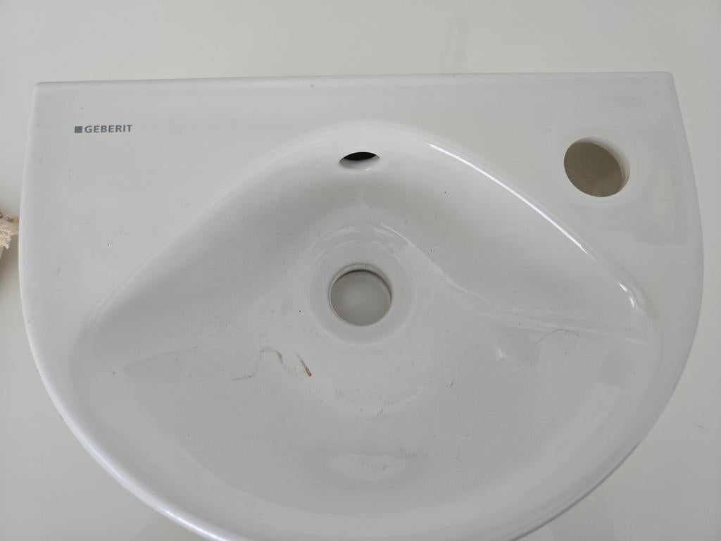 Geberit wastafel met kraan en bevestigingsmateriaal, Doe-het-zelf en Verbouw, Sanitair, Ophalen, Gebruikt, Chroom, Wastafel