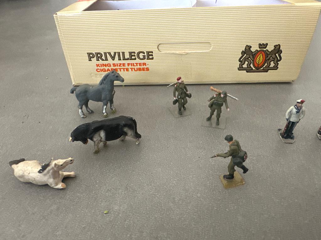 Beschilderde dieren, tennisters en matrozen, Ophalen of Verzenden, Zo goed als nieuw, 1:50 of kleiner, Figuur of Figuren