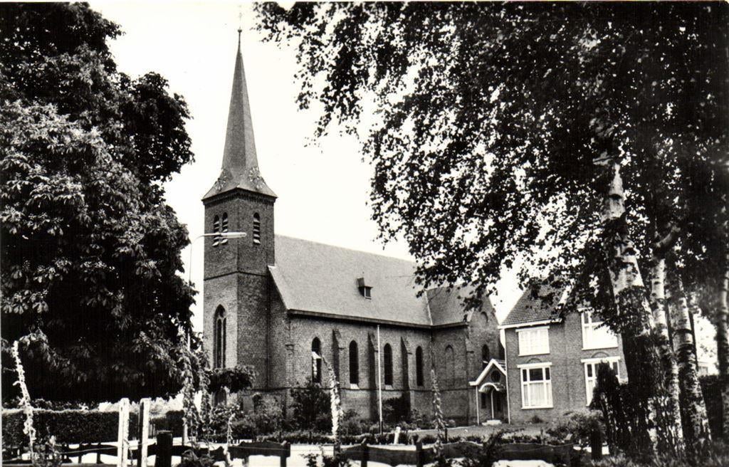 R.K. Kerk en Pastorie, Rekken. - ongelopen, Ophalen of Verzenden, Voor 1920, Ongelopen, Noord-Brabant