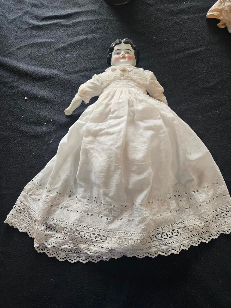 Antieke porseleinen pop met kanten jurk, Verzamelen, Poppen, Ophalen of Verzenden, Gebruikt, Pop