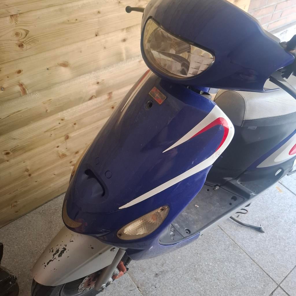 Yiying scooter - Rijdt goed, achterband lek, Fietsen en Brommers, Brommeronderdelen | Scooters, Ophalen of Verzenden