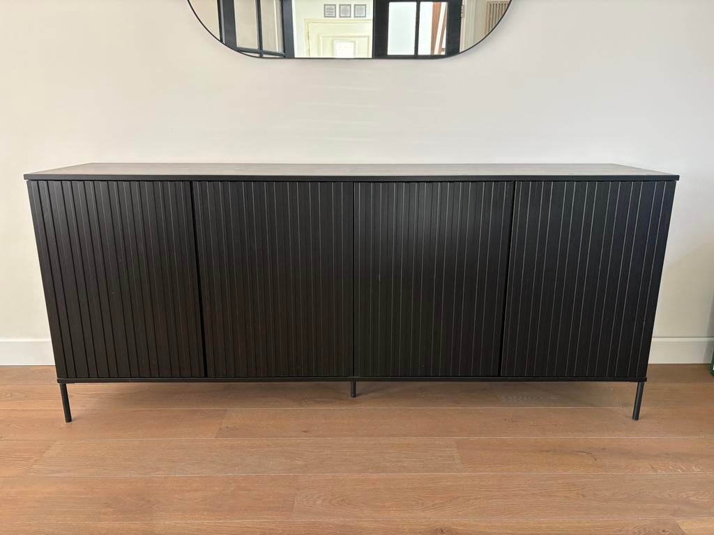 WOOOD dressoir grenen zwart relief, Huis en Inrichting, Kasten | Dressoirs, Gebruikt, 150 tot 200 cm, 25 tot 50 cm, Met deur(en)