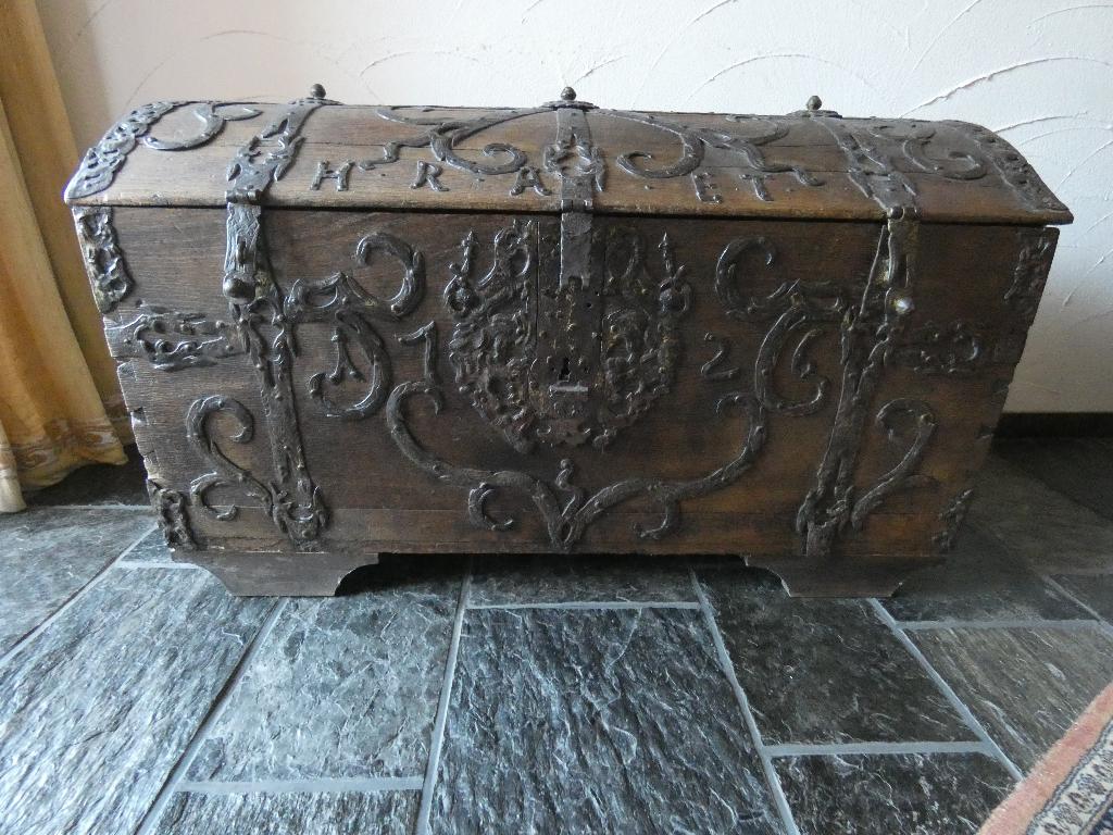 Antieke eikenhouten kist met smeedijzeren beslag ca.18e eeuw, Ophalen