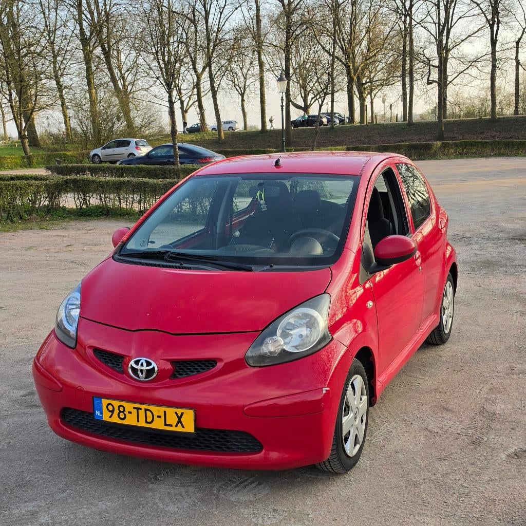 Toyota Aygo 1.0VVT-i 12V  5DRS 2006 Rood APK 12-2026, Auto's, Voorwielaandrijving, Zwart, 4 stoelen, Origineel Nederlands