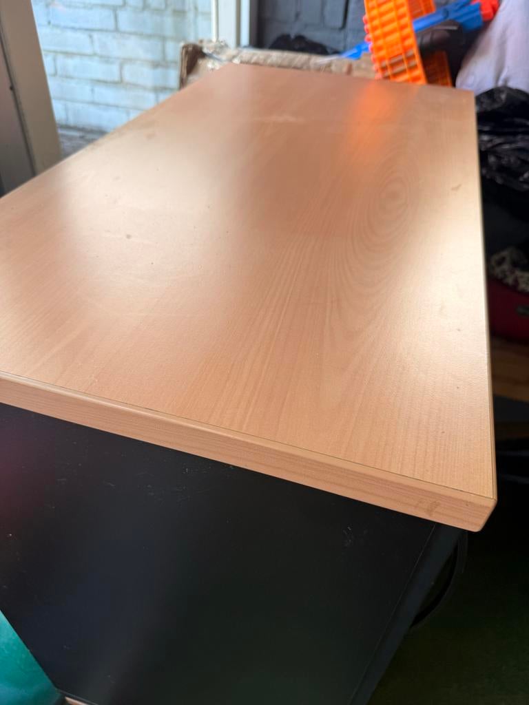 Zwarte roldeurkast met houtlook bovenblad, Huis en Inrichting, Kasten | Roldeurkasten en Archiefkasten, Kunststof, Gebruikt, 100 tot 150 cm