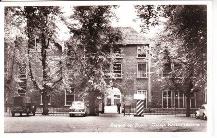 BERGEN OP ZOOM,- Oranje Nassau Kazerne. De Wacht. 08-04, Ophalen of Verzenden, 1940 tot 1960, Gelopen, Noord-Brabant