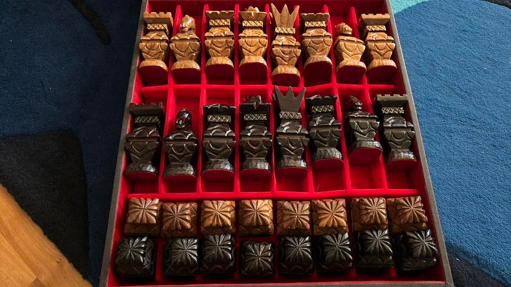 Prachtige grote houten schaakstukken in koffer, Ophalen of Verzenden, Zo goed als nieuw, Bruin, Ogen