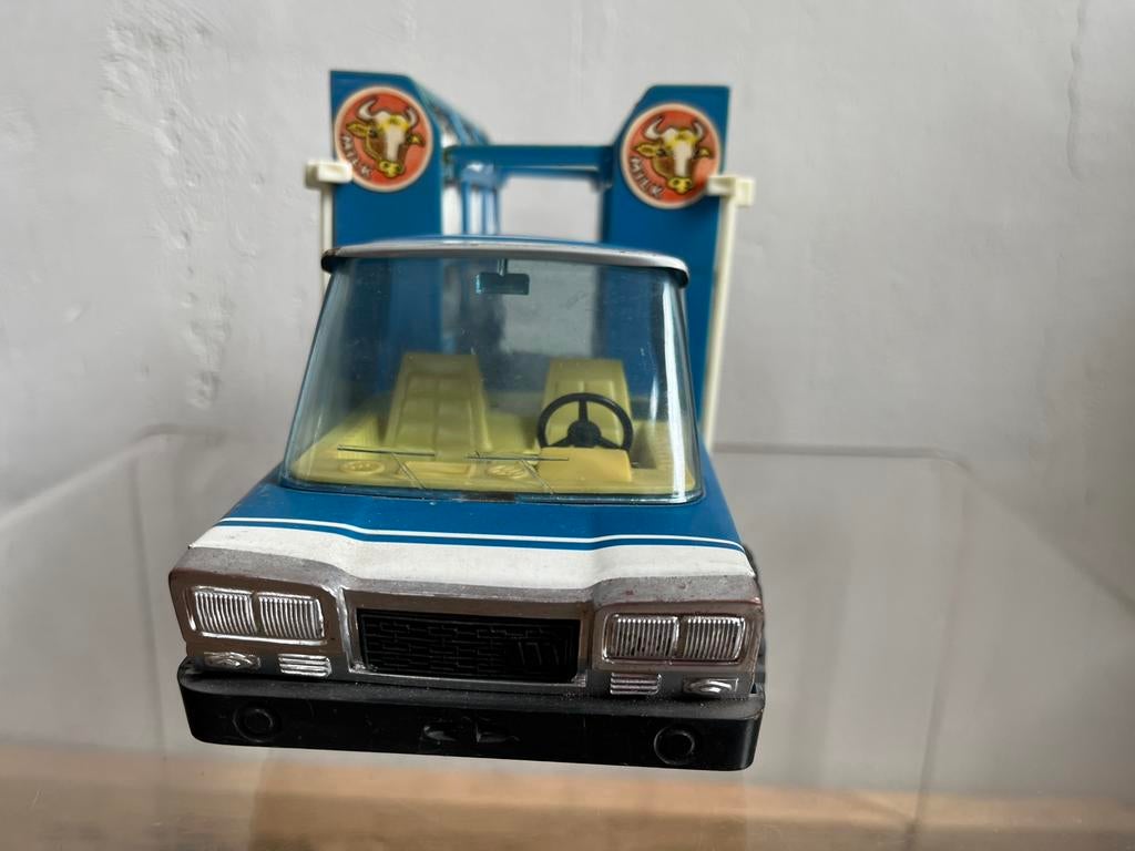 Unieke oude blikken auto met melkbussen, Ophalen of Verzenden