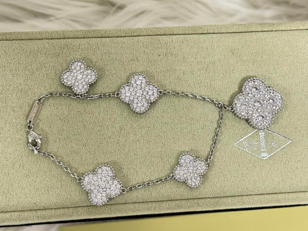 Van Cleef & Arpels Alhambra Armband met Diamanten, Sieraden, Tassen en Uiterlijk, Armbanden, Zo goed als nieuw, Zilver, Met bedels of kralen