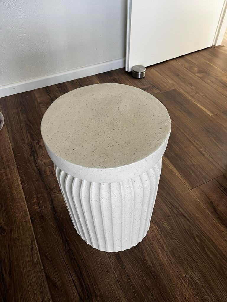 Moderne ronde bijzettafel/kruk, terrazzo. Nieuw., 45 tot 60 cm, Overige materialen, Minder dan 55 cm, Rond