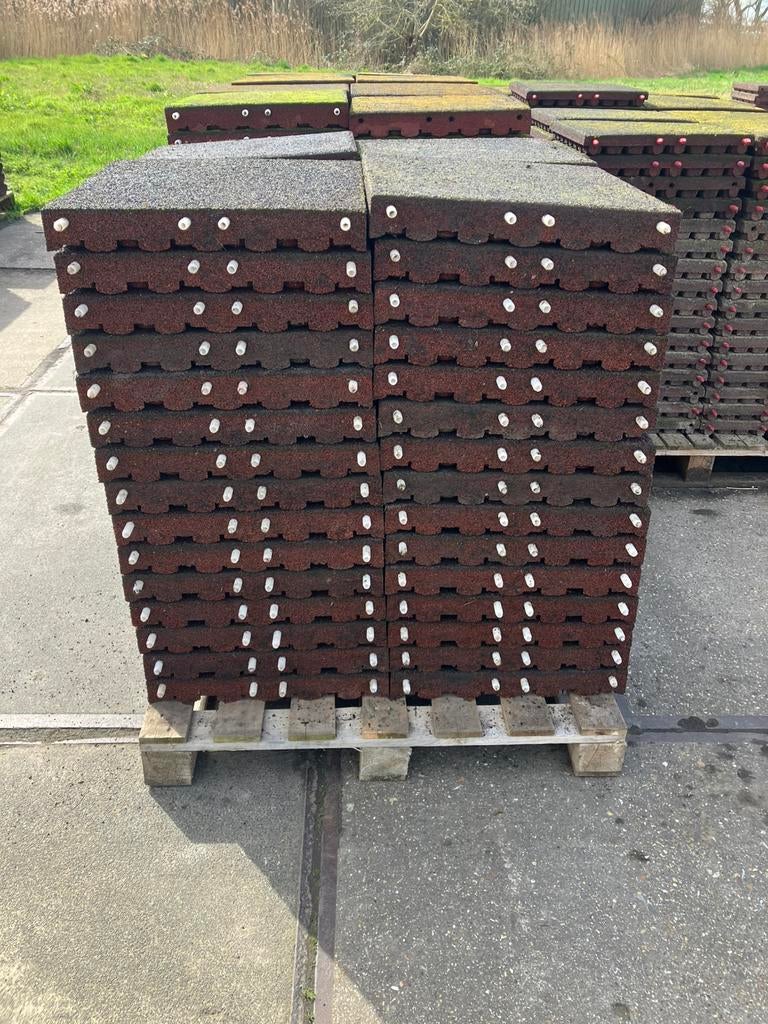 122 vochtdoorlatende rubberen tegels 50x50x6,5cm, Q, Q, Q