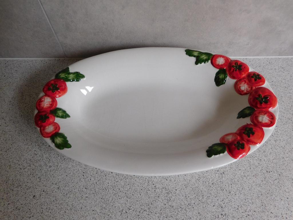 Schaal 0vaal 32x20 cm. Tomaat Made in Italy, Keramiek, Ophalen of Verzenden, Overige stijlen, Schaal of Schalen