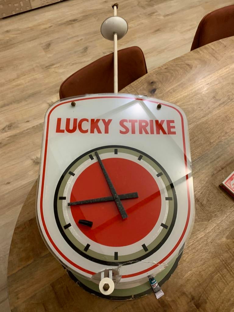 Oude lucky strike  licht reclame klok, Ophalen, Gebruikt