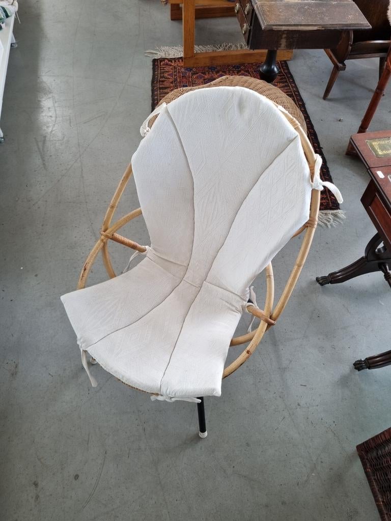 Rotan stoel met wit kussen, Ophalen, Zo goed als nieuw, Wit, Eén