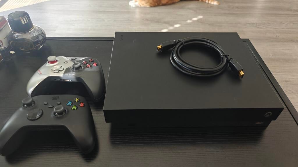 Xbox One X 1 TB in nieuwstaat met 2 controllers, Online, 2 spelers, Ophalen of Verzenden, Zo goed als nieuw