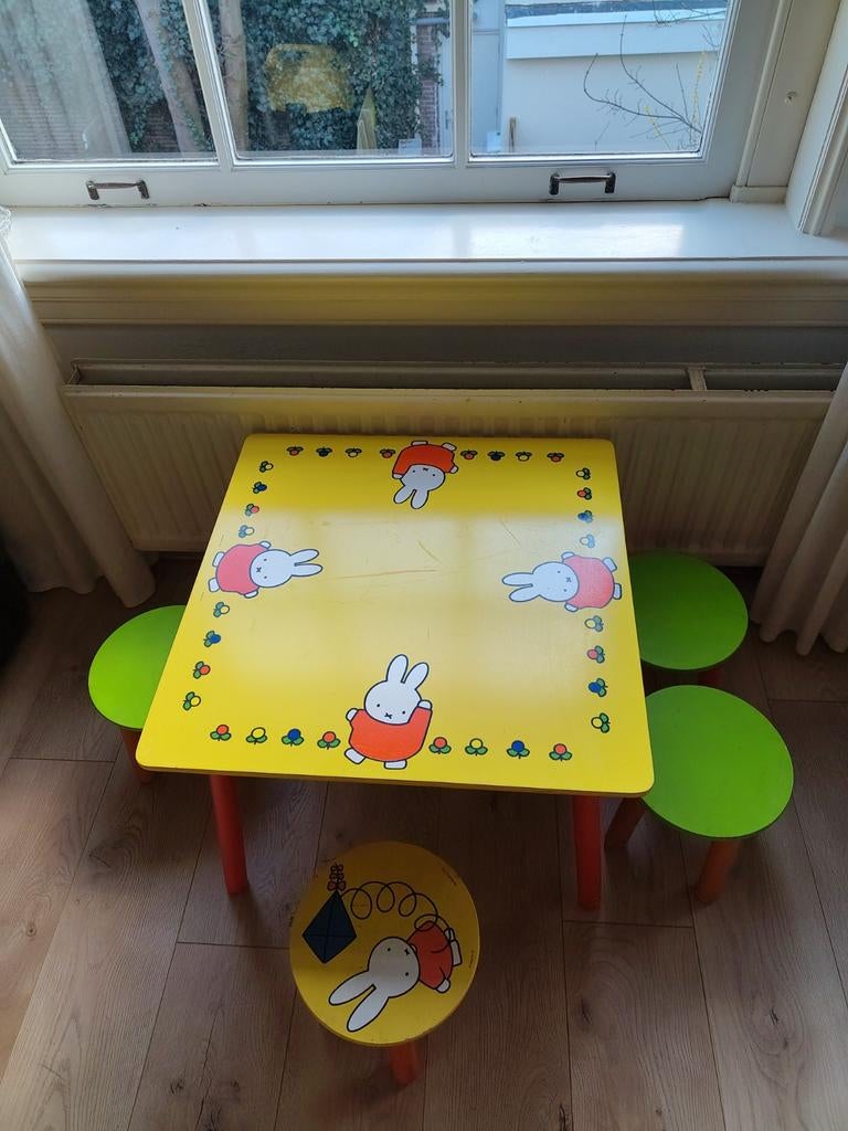 Gele Nijntje tafel met 4 krukjes (1 Nijntje, 3 groen), Ophalen