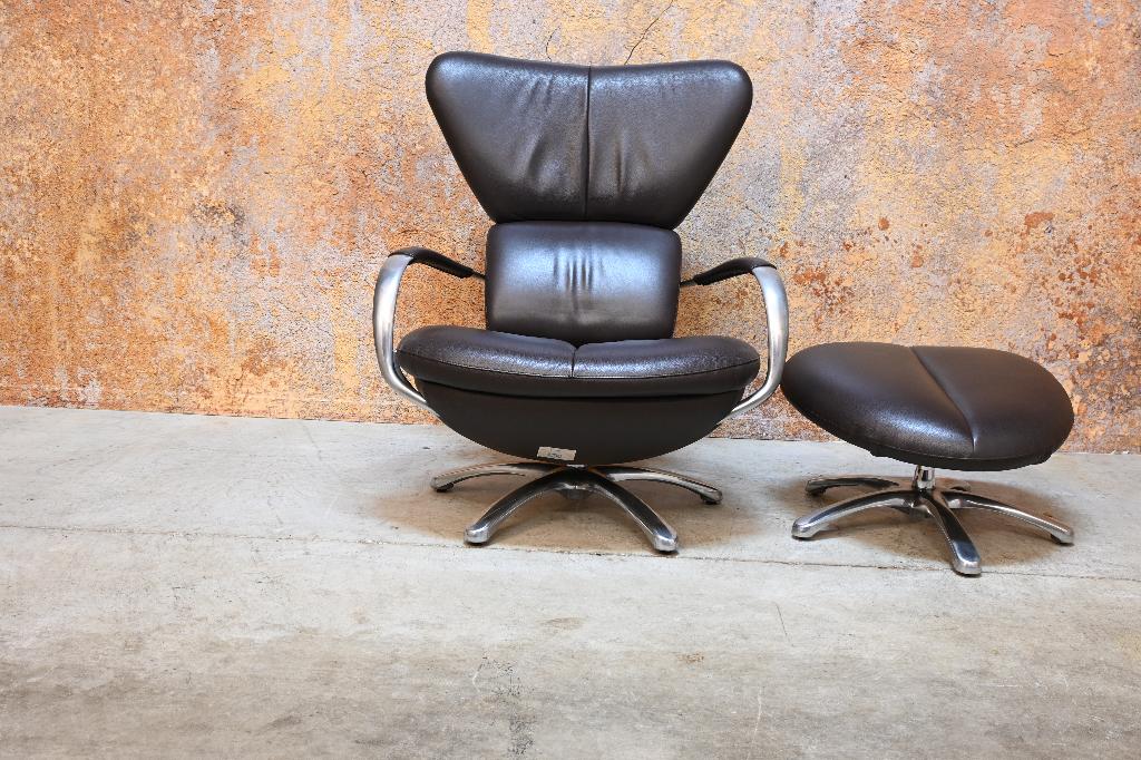 ZGANieuw bruine leren Leolux Formi design fauteuil + hocker, Leolux, Leolux, 75 tot 100 cm, Ophalen of Verzenden