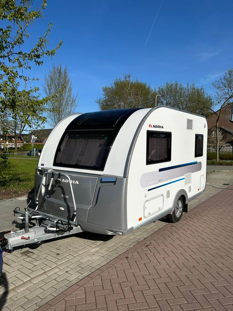 Kleine caravan: Adria Altea LH362 2021 + accessoires, Caravans en Kamperen, Rondzit, Tot en met 2, 750 - 1000 kg, Particulier