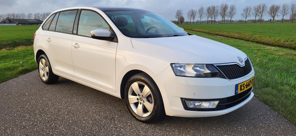 Skoda Rapid 1.2 TSI 66KW 2016 Joy Uitvoering Navi Pano, Auto's, Voorwielaandrijving, Stof, Electronic Stability Program (ESP)