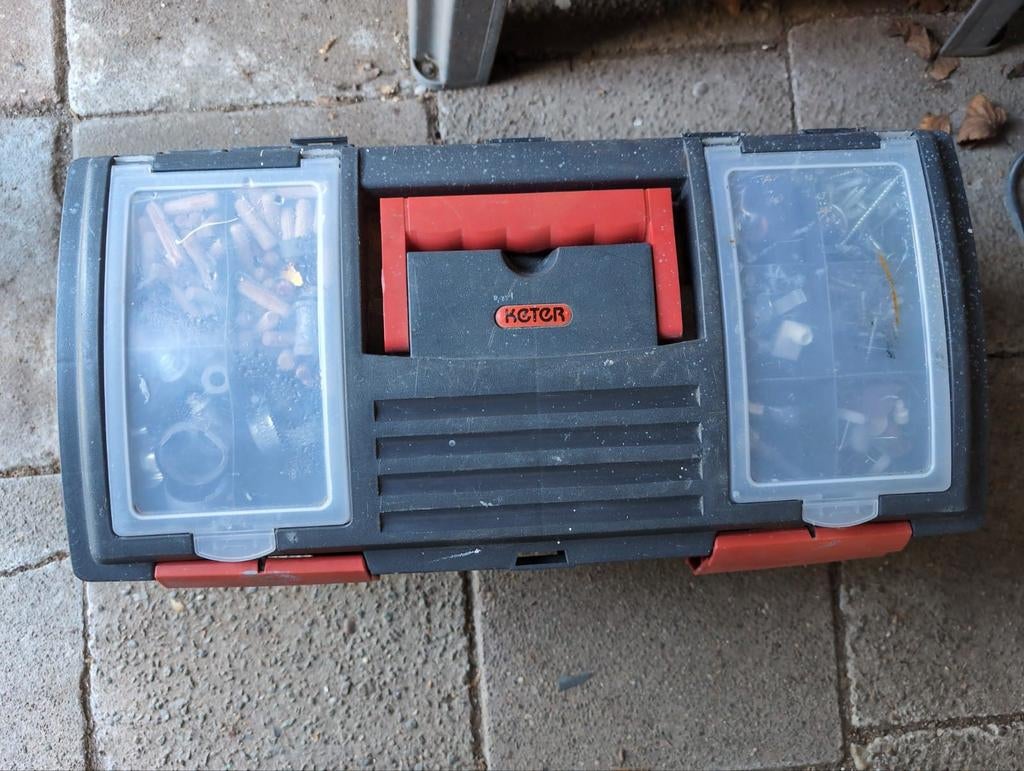 Gereedschapskist gevuld met gereedschap en ijzerwaren. Keter, Ophalen, Gevuld, Gebruikt