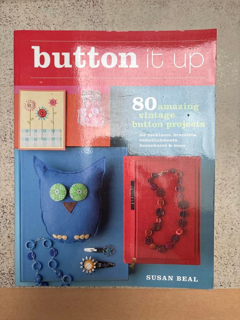 Button It Up - 80 Vintage Knoop Projecten - Susan Beal, Boeken, Hobby en Vrije tijd, Gelezen, Overige onderwerpen, Ophalen of Verzenden