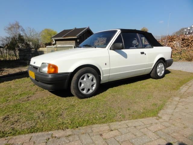 Ford Escort 1.6 Ghia Cabrio 1986 Wit, Auto's, Voorwielaandrijving, Escort, 4 cilinders, Cabriolet