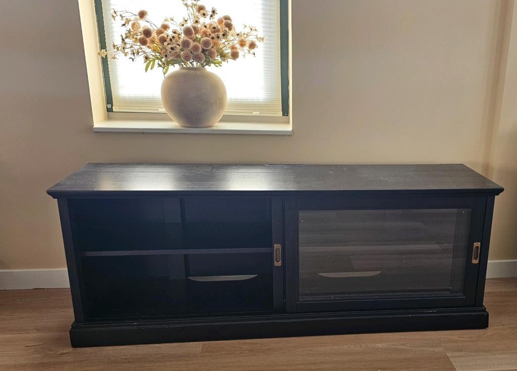 IKEA Zwarte TV-kast met glazen softclose deuren, Huis en Inrichting, Kasten | Televisiemeubels, Ophalen, Gebruikt, Glas
