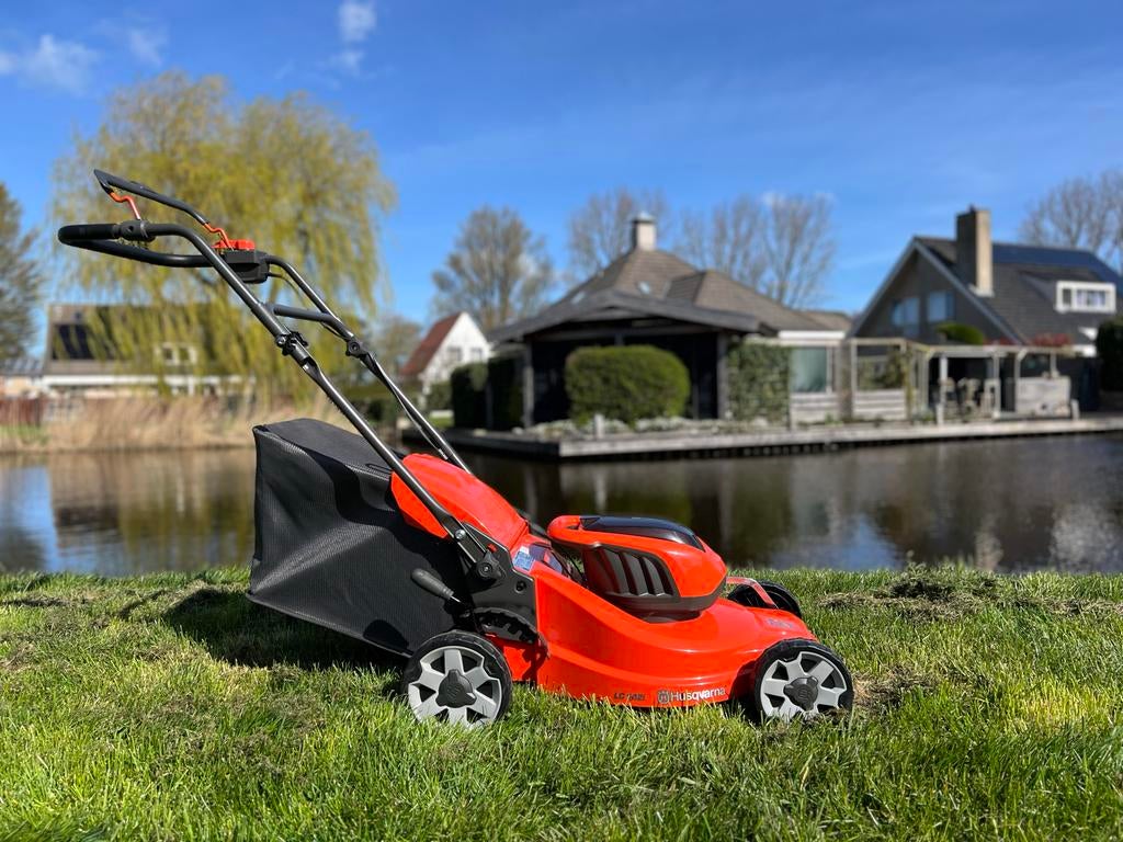 Husqvarna LC 142i accu grasmaaier NIEUW!, Tuin en Terras, Ophalen, Cirkelmaaier, Accu-grasmaaier, Nieuw