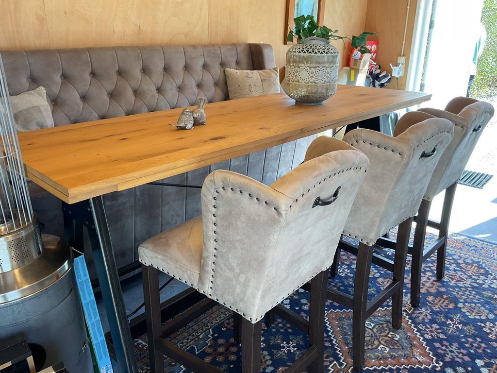 Horeca eetbank met tafel en krukken zgan voor huis of horeca, Ophalen, Zo goed als nieuw