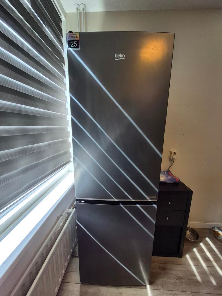 Beko Koelvriescombinatie - 2 jaar oud, zo goed als nieuw, Witgoed en Apparatuur, Koelkasten en IJskasten, Ophalen, 200 liter of meer