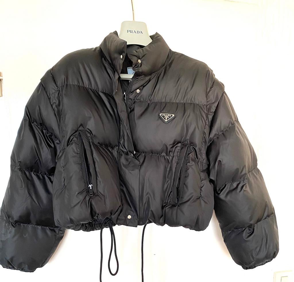 Korte Prada Puffer jas nauwelijks  gedragen, Kleding | Dames, Jassen | Winter, Zo goed als nieuw, Zwart, Verzenden