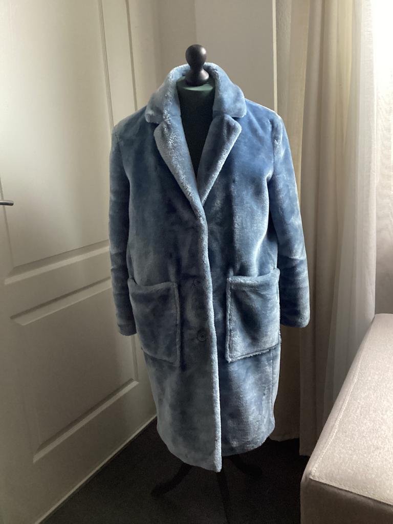 Bontjas imitatie lichtblauw heerlijk zacht 44, Kleding | Dames, Jassen | Winter, Ophalen, Zo goed als nieuw, Maat 42/44 (L), Blauw