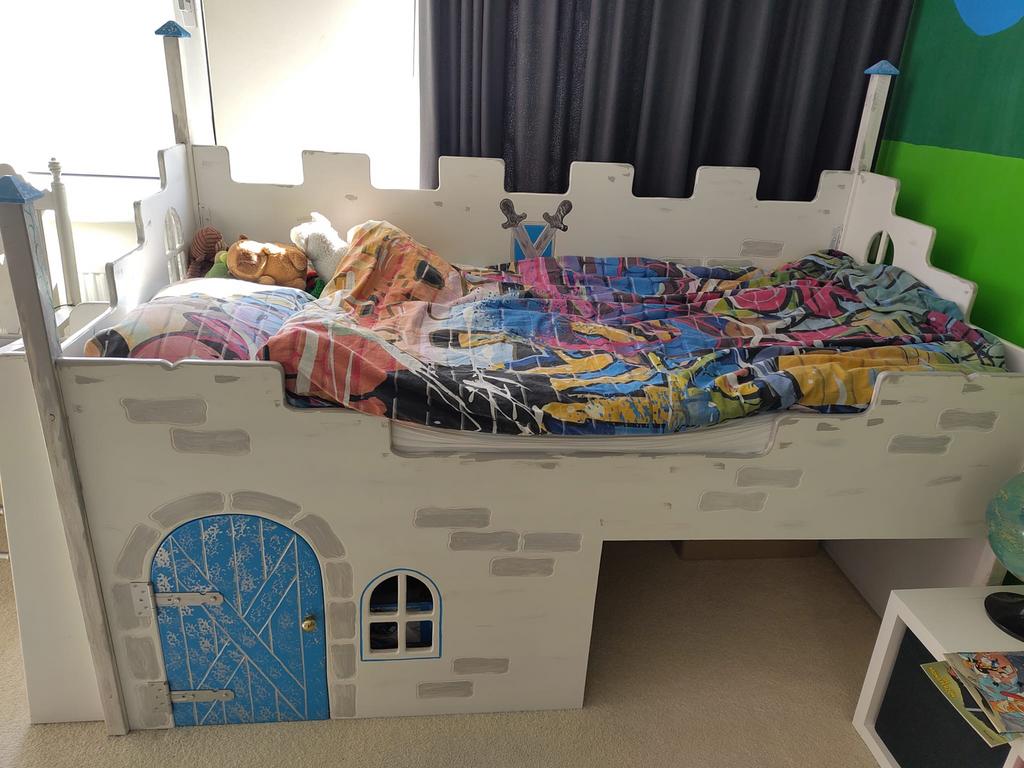 kinderbed ridder kasteel thema, Kinderen en Baby's, Kinderkamer | Bedden, Ophalen, 85 tot 100 cm, Gebruikt, Hoogslaper of Stapelbed