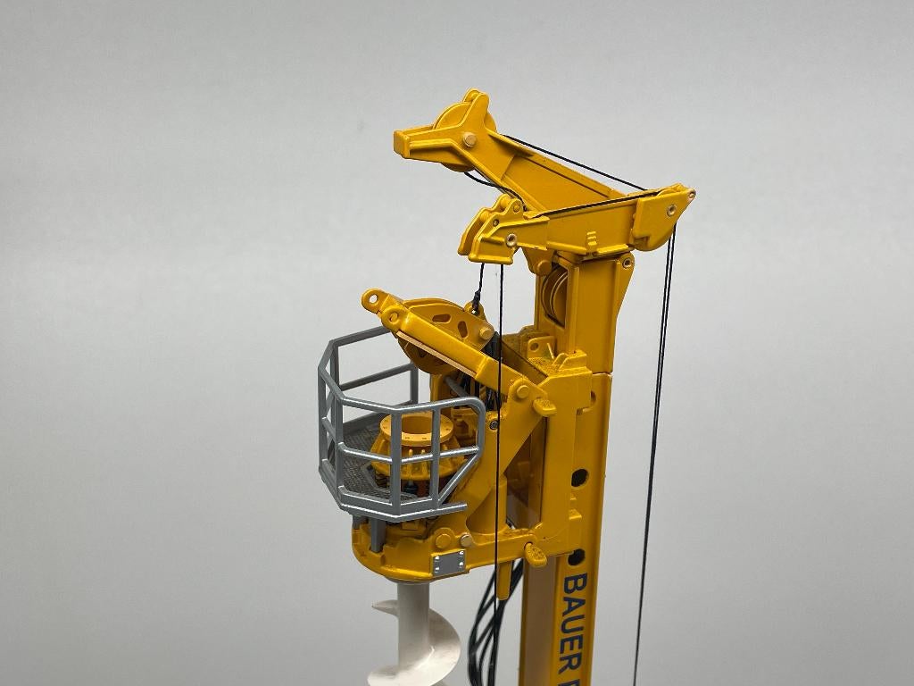 BRAMI 25009 BAUER BG-40 ROTARY DRILLING RIG MODEL 1:50, Overige typen, Nieuw, 8124AD Wesepe, Info@dinkytoysinkoop.nl