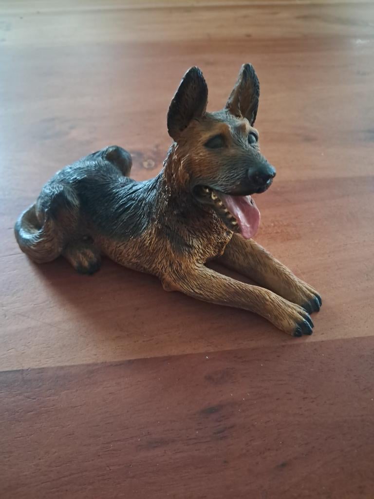 Liggende herdershond van Dipinto A Mano, Verzamelen, Dierenverzamelingen, Ophalen of Verzenden, Zo goed als nieuw, Beeldje of Figuurtje