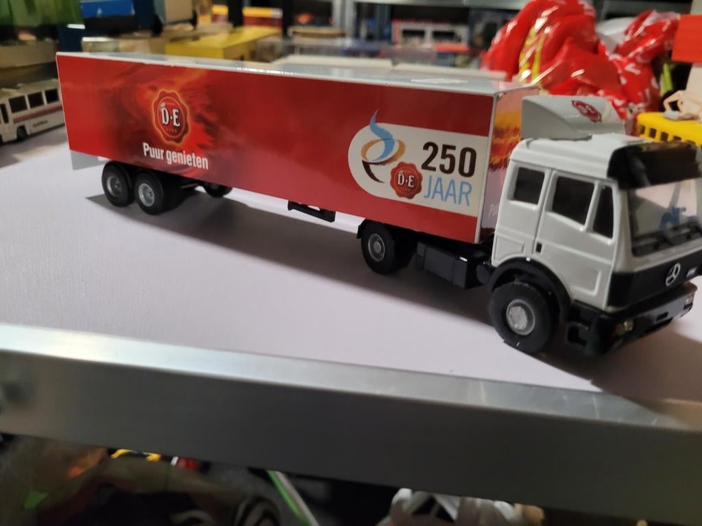 Mercedes actros douwe egberts, Hobby en Vrije tijd, Modelauto's | 1:50, Nieuw, Bus of Vrachtwagen, L, Lion