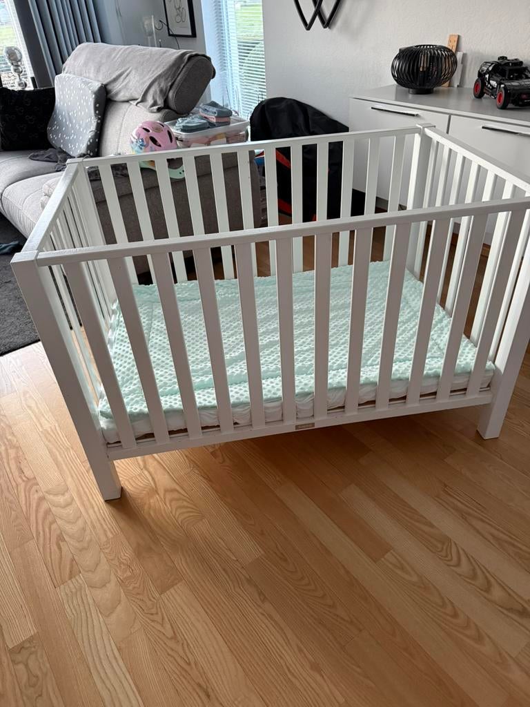 Tweeling box met matras en kleed en muziekmobiel merk, Ophalen, Gebruikt, In hoogte verstelbaar