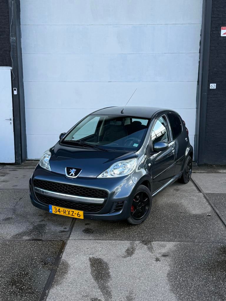 Peugeot 107 1.0 5DR Grijs ( AIRCO/Nap/NieuweApk), Voorwielaandrijving, Stof, Zwart, Metallic lak