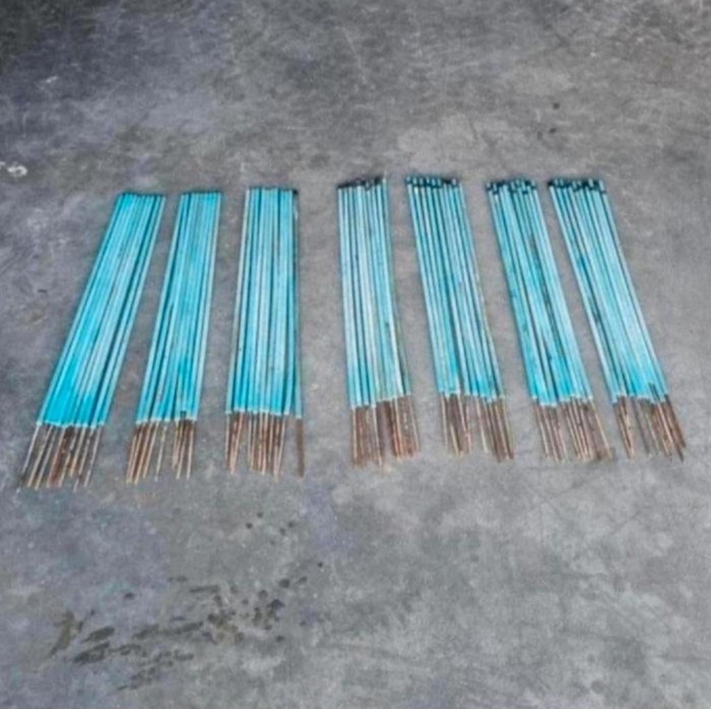 Circa 70 weidepaaltjes afzetpaaltjes